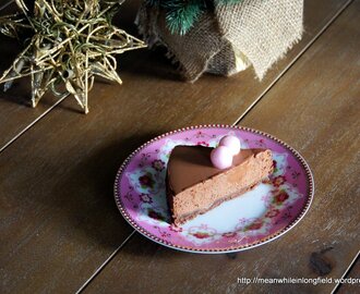 Suklaajuustokakku pinkillä joulukuusikoristeella