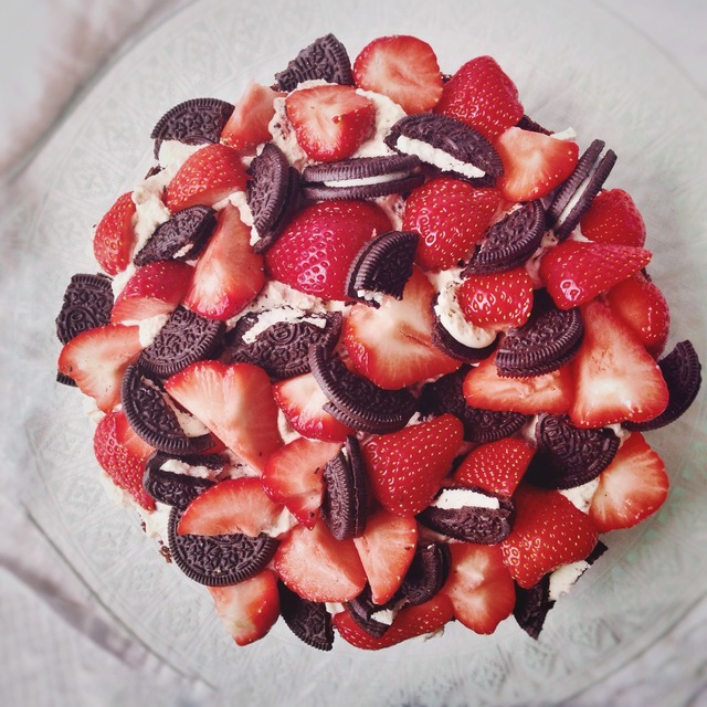 Oreo en aardbeien chocolade taart