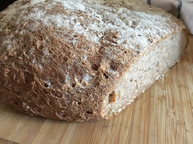 Saftigt glutenfritt bröd med pumpa- och solrosfrön