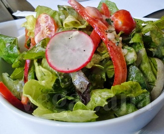 Salada com Molho de Aveia, Grão de Bico e Gergelim