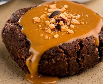 Brownie sem glÃºten de amÃªndoas com caramelo de amendoim e avelÃ£s Aprenda a fazer a sobremesa vegana que tambÃ©m nÃ£o tem lactose