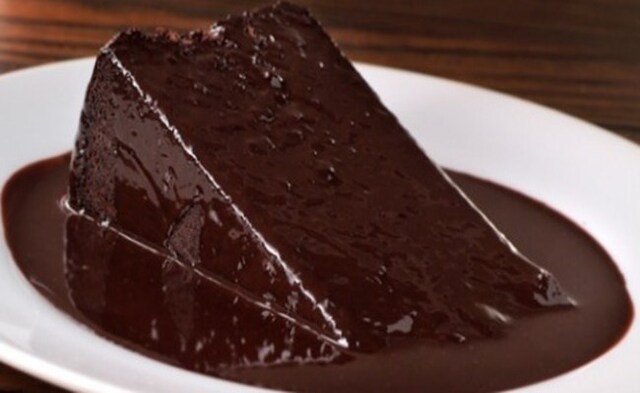 Receita de Bolo Molhadinho de Chocolate, aprenda com essa receita simples como fazer essa delicia molhadinha com chocolate, você vai adorar, anote a receita.