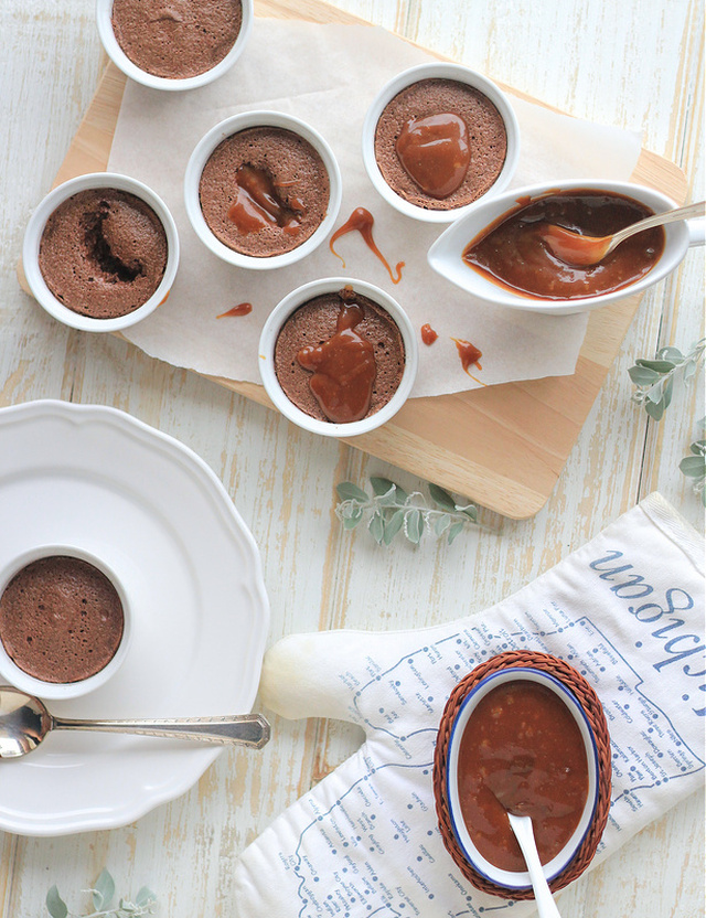 Suflê de chocolate do Joël Robuchon com calda de caramelo