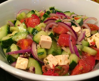Griekse salade met tomaten, komkommer, witte kaas en rode ui