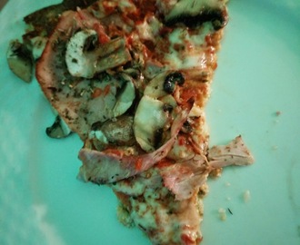 Pizza met bloemkoolkorst en beleg naar keuze (koolhydraatarm)