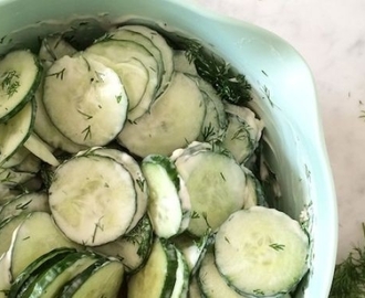 Deze simpele komkommersalade gaat het goed doen bij de barbecue en hij is binnen 15 minuten klaar!