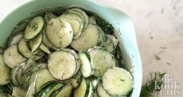 Deze simpele komkommersalade gaat het goed doen bij de barbecue en hij is binnen 15 minuten klaar!