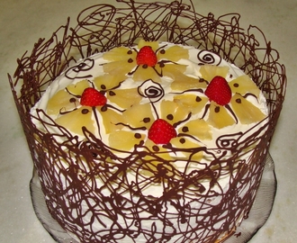 Bolo de Abacaxi com decoração de chocolate