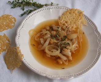 Csicseriborsós hagymaleves parmezán-tallérral/Kichererbsen-Zwiebel Suppe