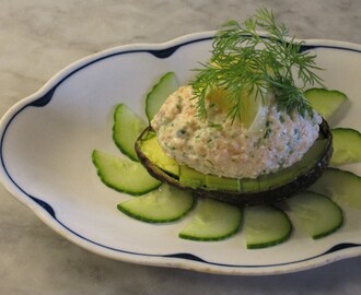 Avocado med laxmousse