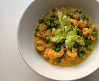 Kurkuma curry met garnalen en groene salade