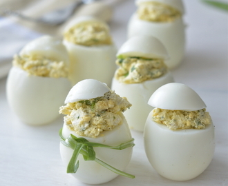 Wielkanocna ferajna, czyli faszerowane jajka z serem kozim, kaparami i szczypiorkiem.