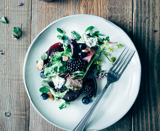 Rode bietensalade met bramen, blauwe bessen + verse kruiden