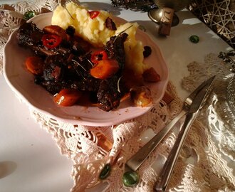 Sült vörösboros sertésragu/burgonyapürével és uborkasalátával…