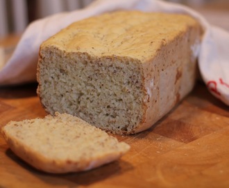 Vitt fylligt bröd med fibrer;  gluten- och mjölkfri