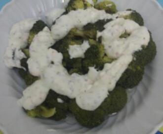 Tahinli Yoğurtlu Brokoli Salatası..