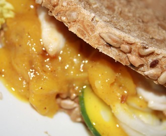 sandwich de pollo con mango chutney / Hühnchen-Sandwich mit Mango Chutney