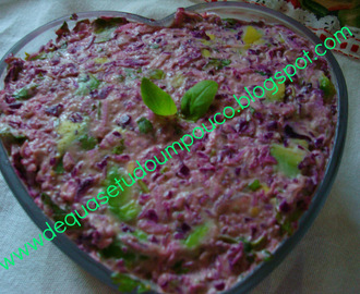 Salada de repolho roxo, abacate e manjericao fresco