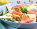 Salade met peer, serranoham en hazelnootdressing