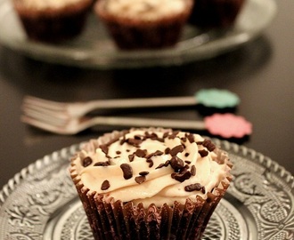 Choklad cupcakes med hallon frosting och mörk choklad fyllning