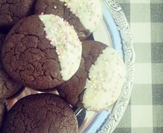 Mörk choklad cookies doppade i vitchoklad