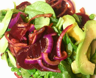 Salade van rode biet, avocado en doperwten