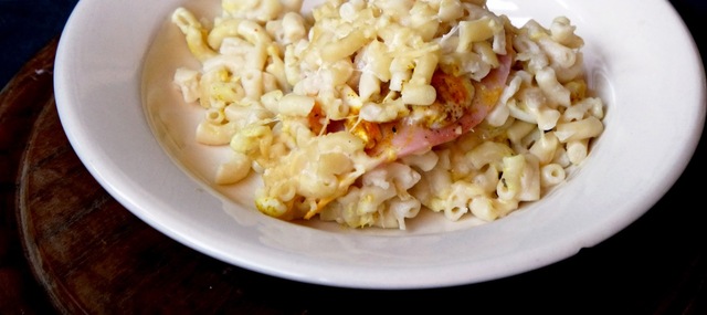 Gegratineerde macaroni schotel met ham, kaas en ei