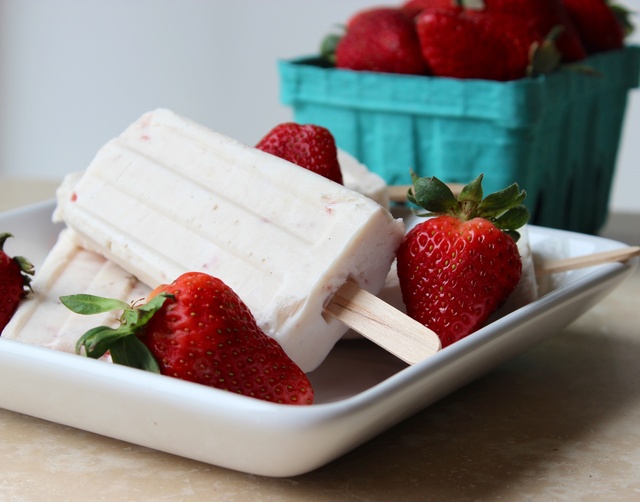 Strawberry & Vanilla Bean Cheesecake Pudding Pops :: Guest Post