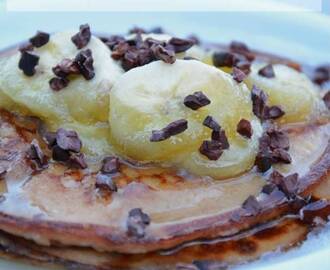 Almás pancake szirupban sült banánnal és kakaóbabtörettel