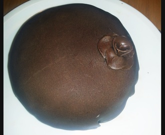 Chokladtårta med hallon och mangofyllning