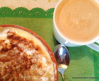 Dietetyczne śniadanie: jabłkowo-cynamonowa owsianka z serkiem wiejskim + białkowa kawa.