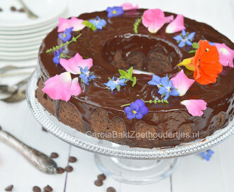 Chocoladecake met bietjes en eetbare bloemen