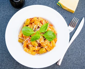 Vegetarisk pasta med oliver och zucchini i tomatsås