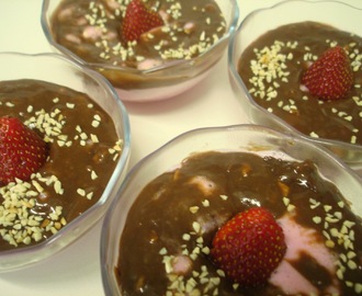 Sobremesa de morango com chocolate e gelatina - rápida, simples e a criançada pode ajudar!