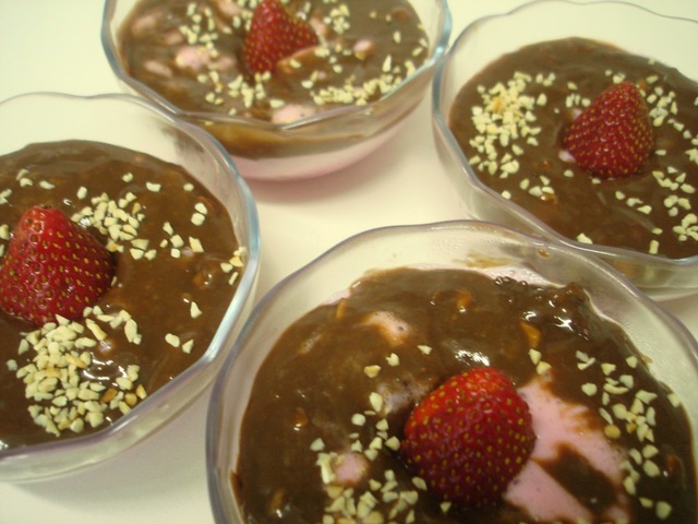 Sobremesa de morango com chocolate e gelatina - rápida, simples e a criançada pode ajudar!