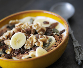 Gezond ontbijt met walnoten, banaan en cacao