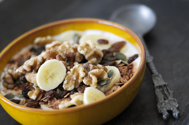 Gezond ontbijt met walnoten, banaan en cacao