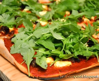 Pizza na cienkim cieście z rukolą i pomidorami suszonymi