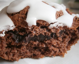 Chokladcupcakes med gömd chokladfrosting och glasyr