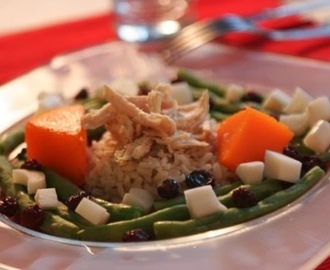 Salada de Arroz Integral, Frango e Legumes com Molho de Ervas