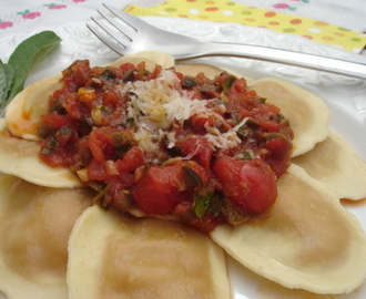 Ravioli gefüllt mit Mozzarella und getrockneten Tomaten, dazu eine Tomatensauce aus frischen Tomaten nach Lea Linster