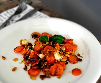 Nyhjää tyhjästä herkullista arkiruokaa - paistetut porkkanat, fetajuustoa ja pinjansiemeniä