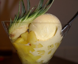 Varm marinerad ananas med vitchokladglass