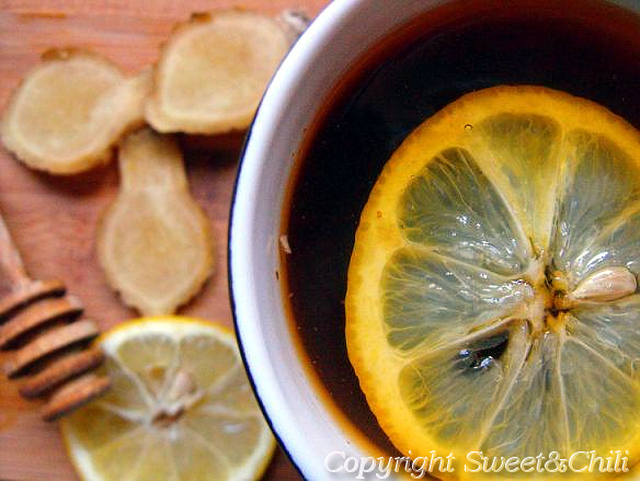 Herbata z kwiatem lipy, cytryną, imbirem i miodem
