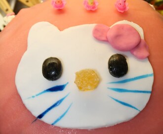 Hello Kitty tårta/Chokladtårta med hallonmousse och daim