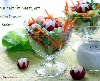 Letnia sałatka warzywna z lekkim jogurtowym sosem
