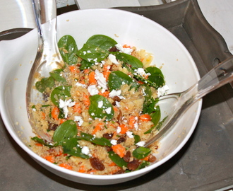 Salade de quinoa, épinard, chèvre et fruits secs