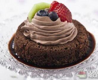 Receita de Mini bolo chocomousse com chantilly de chocolate e frutas