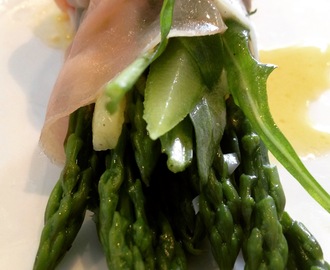 Groene asperges met rucola en rauwe ham