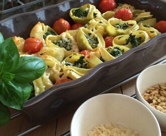 Grote pastaschelpen gevuld met spinazie en ricotta